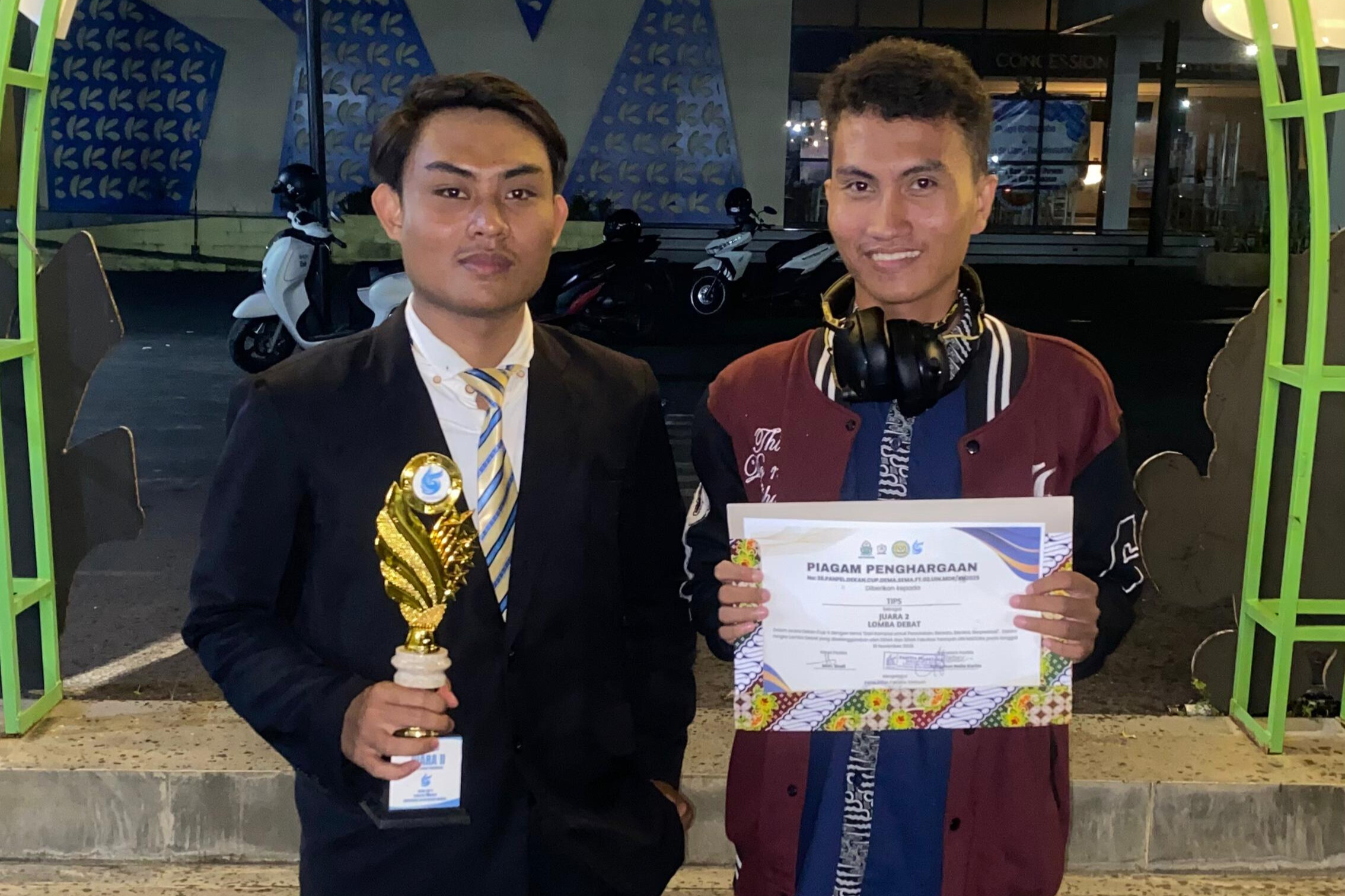 Gemilang, Mahasiswa TIPS Raih Juara 2 Lomba Debat Dekan Cup 2025