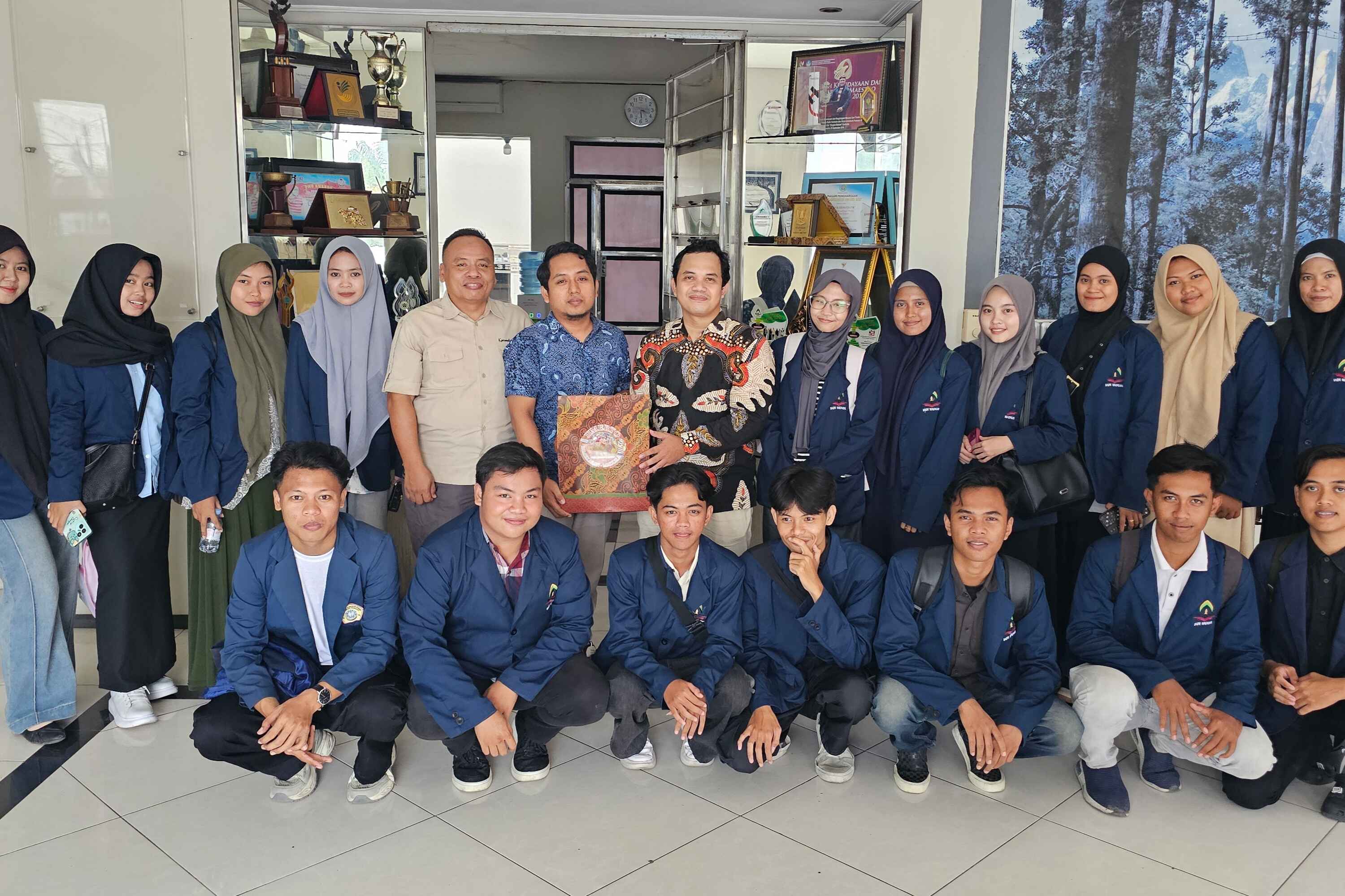 Mahasiswa TIPS Angkatan 2023 Gelar Safari Jurnalistik ke Karimata Media