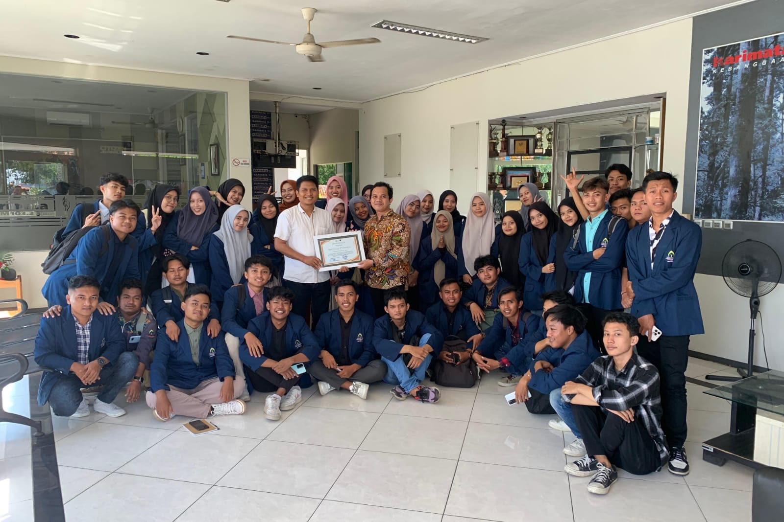 Perluas Wawasan Media, Mahasiswa Tadris IPS IAIN Madura Take Over Studio Karimata FM Pamekasan