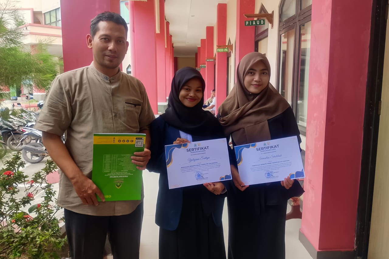 Kaprodi Tadris IPS Memberikan Apresiasi pada Purna Pengelola Website periode 2023-2024