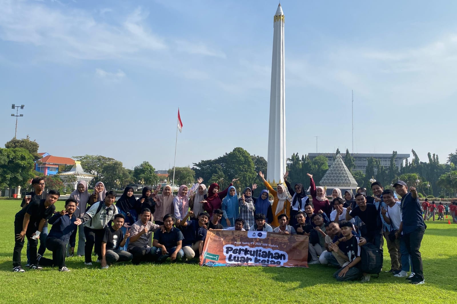 Mahasiswa Tadris IPS IAIN Madura Kunjungi Tugu Pahlawan Surabaya dalam Rangka PLK dan Peringatan Hari Kebangkitan Nasional